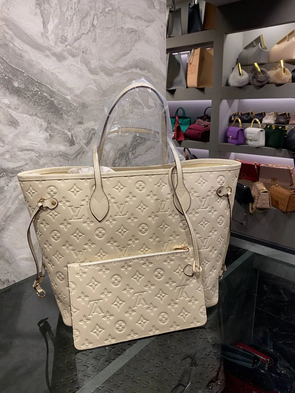 Sure! Heres an optimized title for the product that includes descriptive modifiers:

Luxury Neverfull Genuine Leather Tote Bag - Spacious, Stylish, and Durable Handbag for Everyday Use